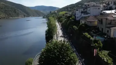 Atletas percorrem estrada junto ao rio Douro